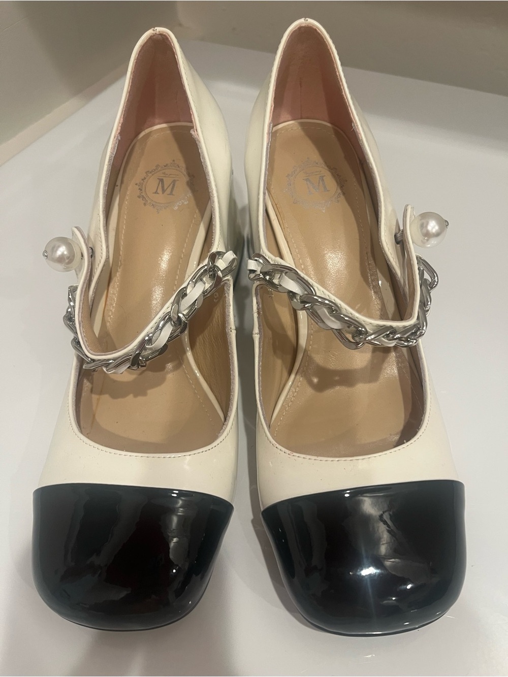 Elegant Two-Tone White and Black M Pumps with Chain & Pearl